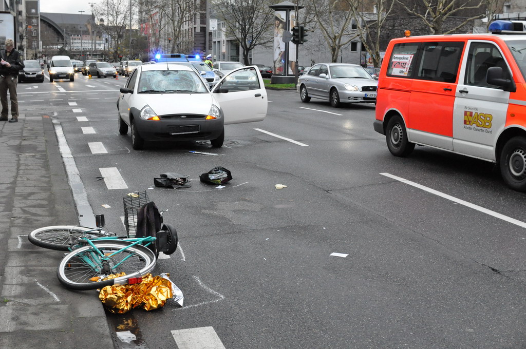 VU PKW gegen Rad Koeln Turinerstr P05.JPG